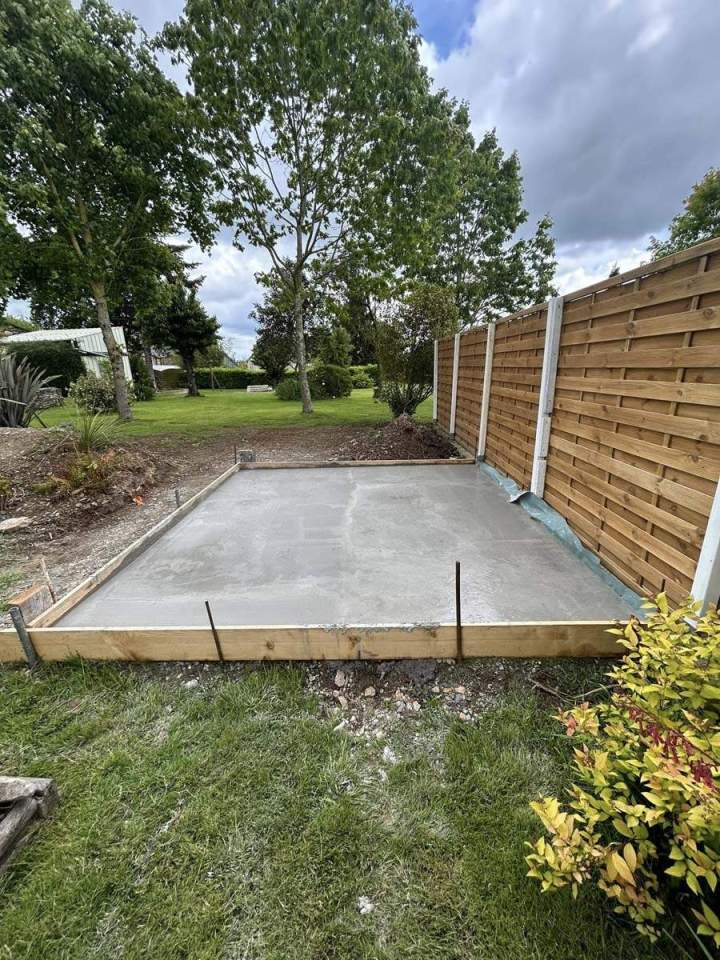 Dalle de béton fraîchement coulée, délimitée par un coffrage en bois Josselin