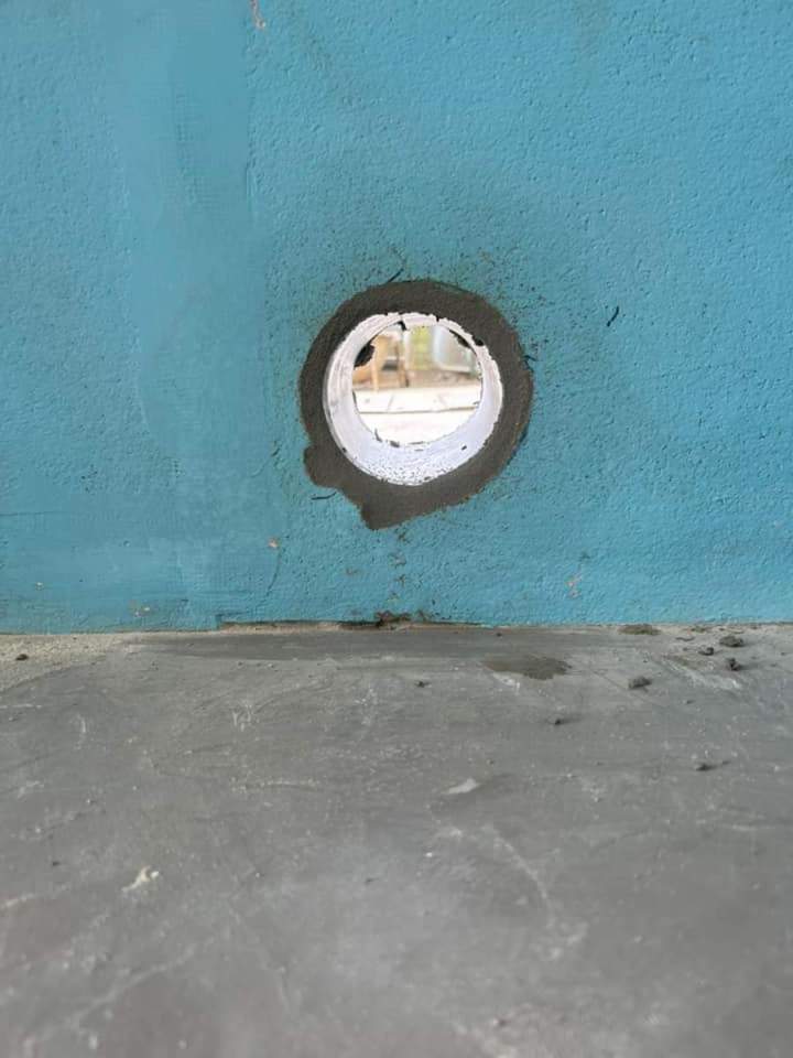 Trou circulaire pour le passage de tuyaux Josselin