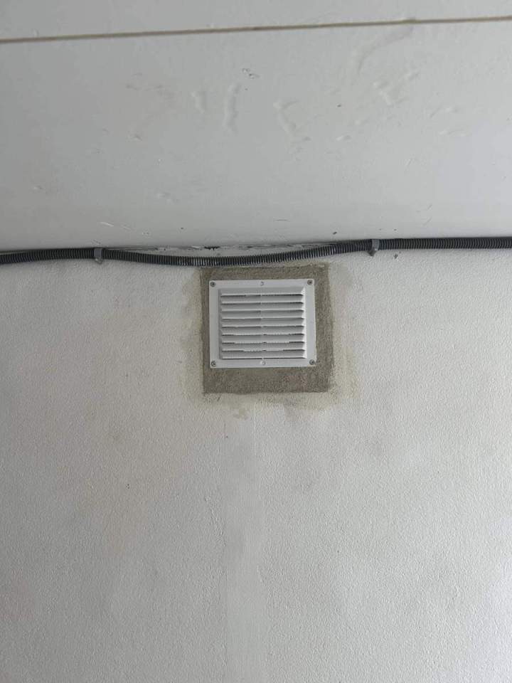 Trou intentionnel pour le passage de gaine technique Josselin