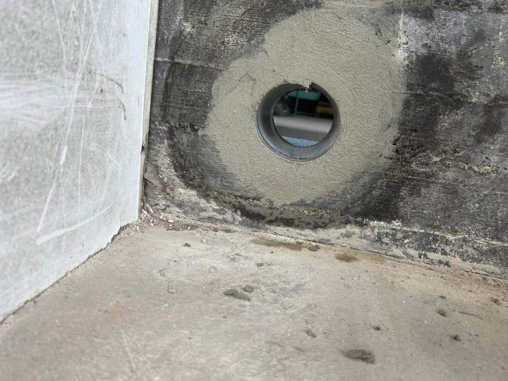 Trou intentionnel pour les resserrages autour des tuyaux Josselin