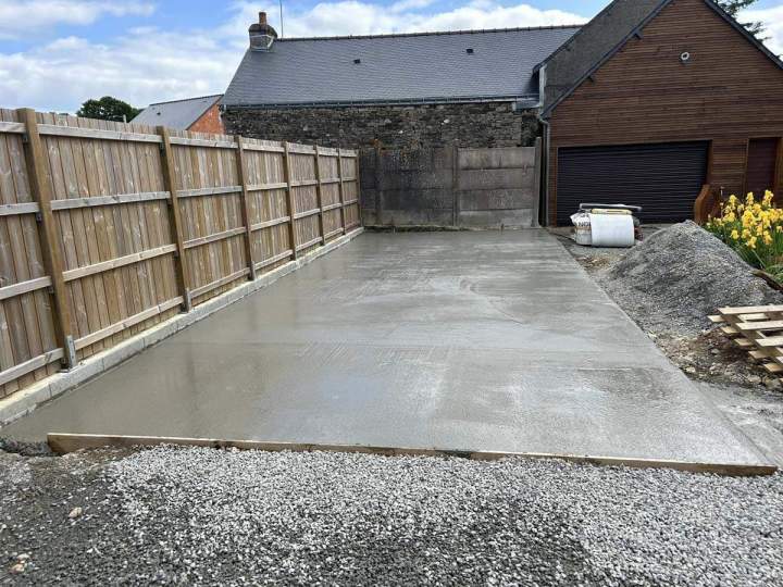 Dalle en béton fraîchement coulée Josselin