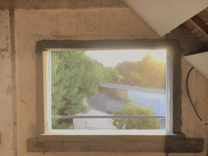 Création d'une ouverture pour fenêtre dans un mur de béton brut Josselin