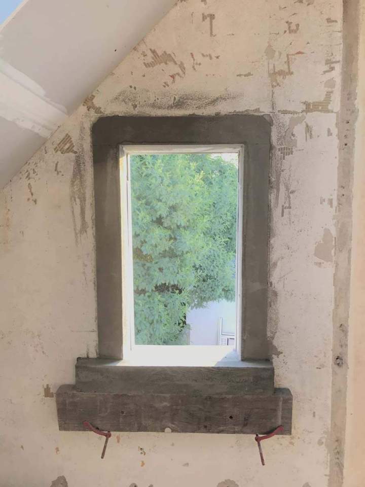 Fenêtre encadrée dans un mur ouvert Josselin