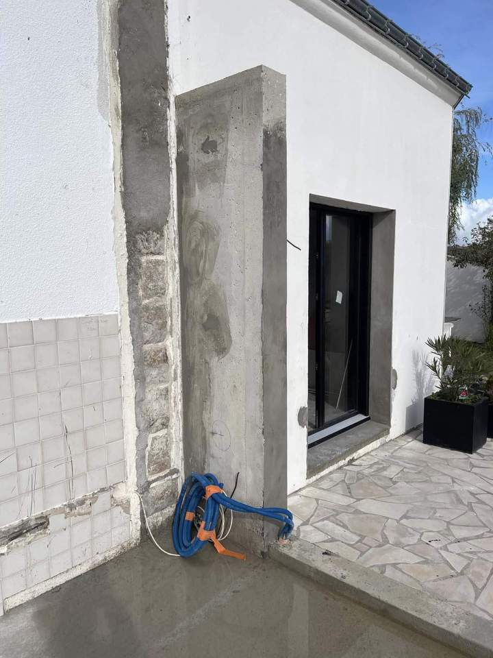 Édification d'une colonne en béton brut Josselin