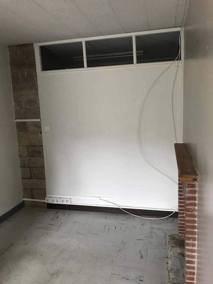 Murs en stuc et en briques avec une ouverture vitrée en haut Josselin