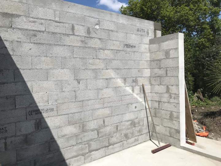 Mur en blocs de béton en cours de construction Josselin
