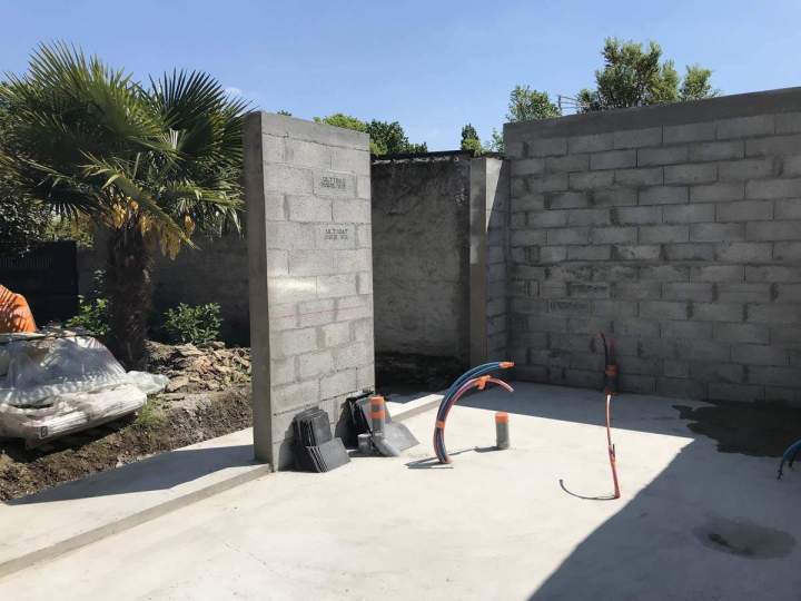Fondation et murs et en blocs de béton Josselin