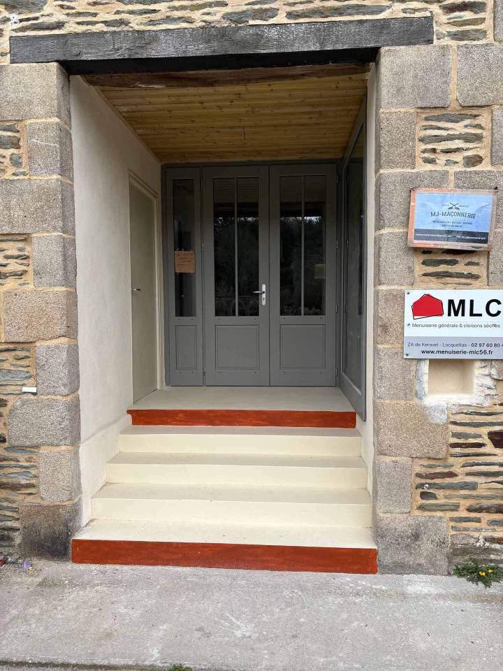 Escalier extérieur rénové et peint Josselin