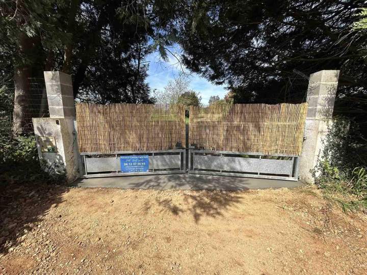 Base en béton fraîchement coulée à l'entrée d'un propriété Josselin