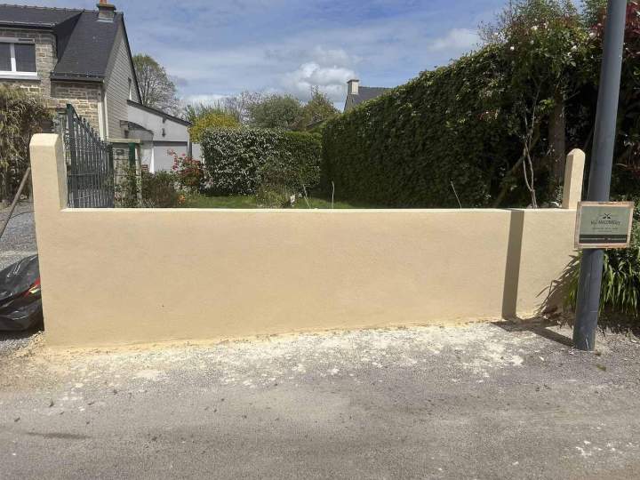 Mur de clôture extérieur fraîchement enduit et peint Josselin
