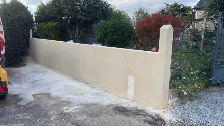 Mur de clôture extérieur recouvert d'enduit Josselin
