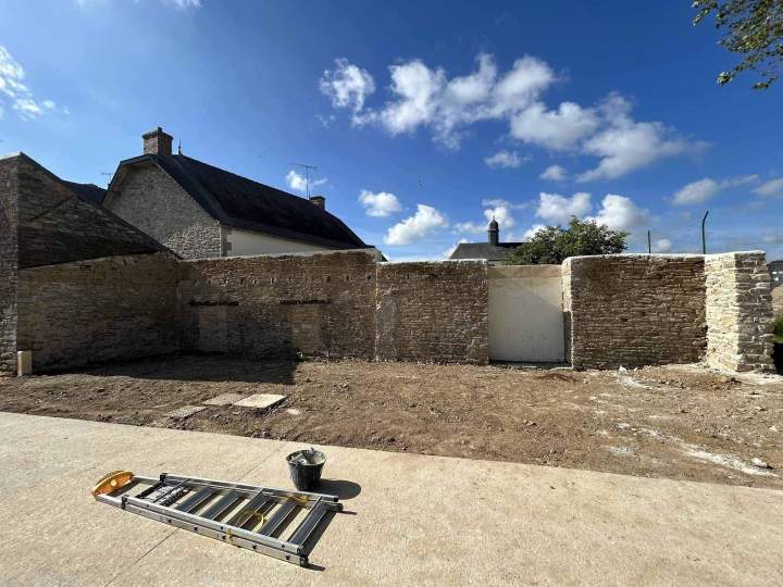 Mur de soutènement en pierre sèche nouvellement construit Josselin
