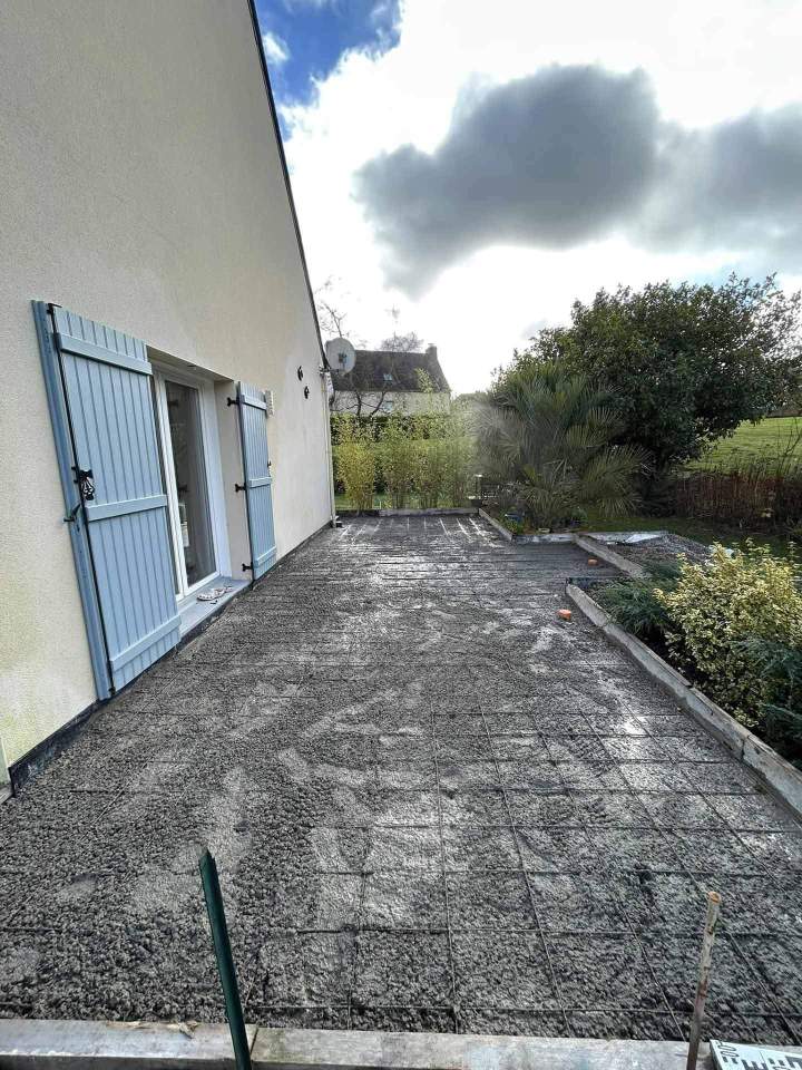 Terrasse en béton en cours de réalisation sur le toit d'une extension de maison Josselin