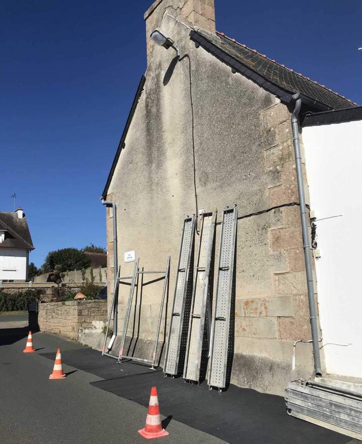 Mur d'une maison en pierre en cours de rénovation Josselin