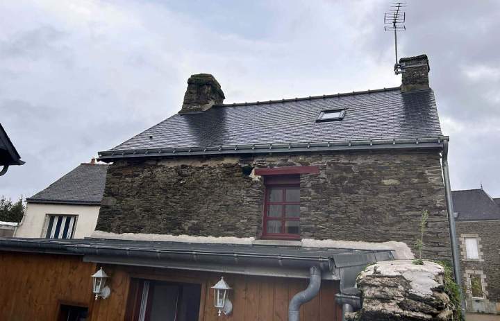 Façade en pierre naturelle abîmée Josselin