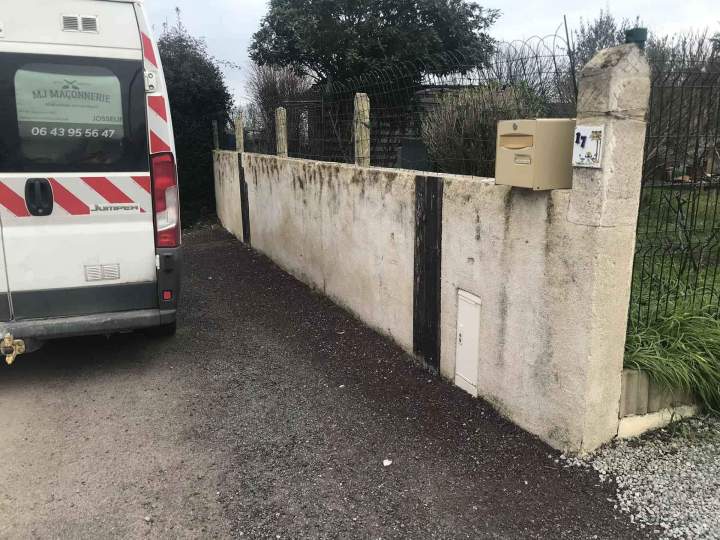 Mur de clôture extérieur en béton en mauvais état Josselin