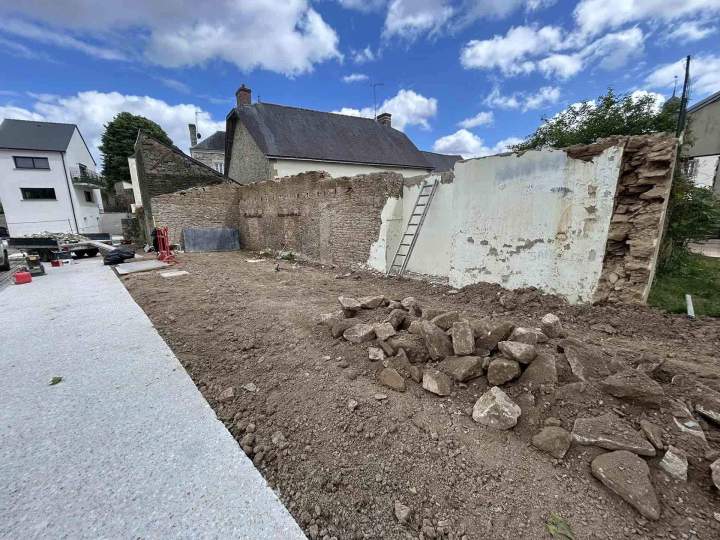 Chantier de démolition et de terrassement en cours d'exécution Josselin